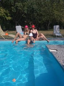 帕利克Casa Bella & Nova的一群坐在游泳池中的女人