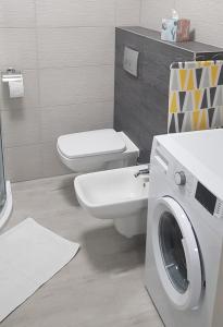 威赫罗伏Apartament RODZINNY Wałowa Wejherowo的一间带卫生间和洗衣机的浴室
