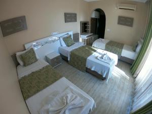 帕莫卡莱贝拉马里迪莫酒店的享有酒店客房的空中景致,设有两张床
