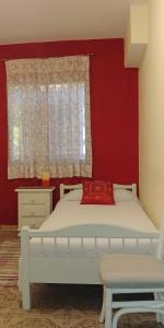 阿尔姆尼卡VILLA MARIA的卧室配有白色的床和红色的墙壁