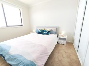 公园别墅Waterfront Garden Retreat Family House 2mins to TownCentre Williams Landing Melbourne客房内的一张或多张床位