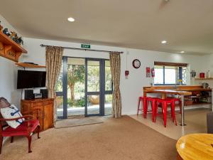 凯库拉巴纳瑟尔贝尔斯山林小屋的客厅配有桌椅和电视。