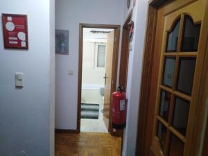 米兰德拉Apartamento Do Silva的门旁带消防栓的走廊