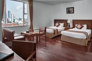 金边金边卡塔酒店 的酒店客房设有两张床和大窗户。