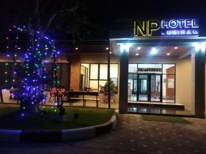 武里南NP酒店的在酒店前面的圣诞树