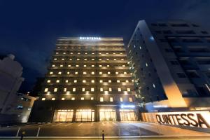 福冈Quintessa Hotel Fukuoka Tenjin Minami的前面有灯的高楼