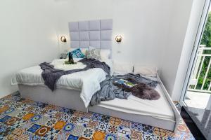 麦克坦FRESIA by J&J ( Near Airport. 50 Mbps Wifi .Netflix )的一间带两张床的卧室和地毯