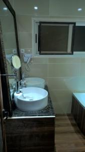 塔那那利佛SAHA NOFY Ambohimalaza Guest的浴室设有白色水槽和镜子