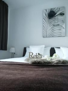 卡普尔苏黎世阿尔卑斯山公寓的一间卧室配有一张黑白相间的床铺