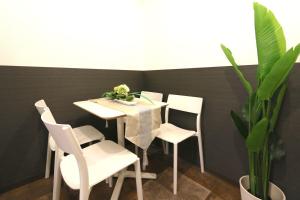 大阪EK1 Elizabeth Garden Kuromon的白色的桌子和白色的椅子,植物