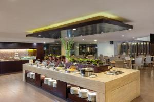 万隆万隆珊迪卡酒店的餐厅的自助餐,展示着食物