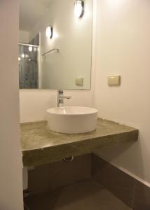 圣维森特Lazuli Resort的浴室设有白色水槽和镜子