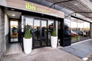 罗马ibis Styles Roma Vintage的商店外两块大白盆,里面有树