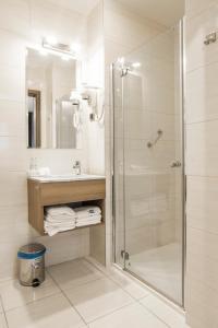 格但斯克Hotel Urbi的带淋浴和盥洗盆的浴室