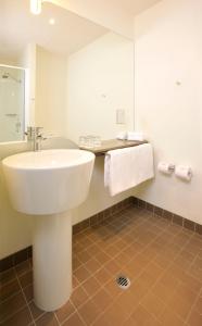 格伦韦弗利宜必思墨尔本-格伦韦弗利酒店的白色的浴室设有水槽和镜子