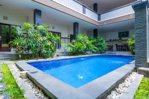 塞米亚克OYO 2143 Leluhur Bali Apartment的别墅后院的游泳池