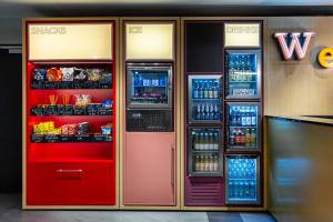 维也纳acom-Hotel Vienna的出售汽水和饮料的自动售货机