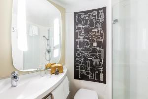 汉堡汉堡圣保利宜必思酒店的浴室墙上有黑白图案