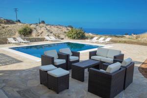 马克里亚罗斯Lagada Resort的一组椅子和一个游泳池