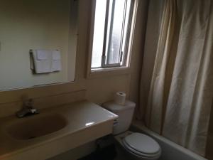瓦列霍探索旅馆 的一间带水槽和卫生间的浴室以及窗户。