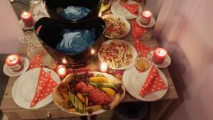 切什梅Grand Yayla Hotel的餐桌上放着食物和蜡烛