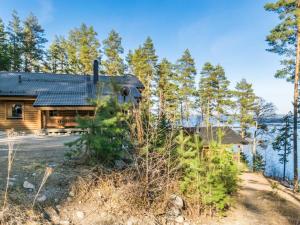 AsikkalaHoliday Home Roopenranta by Interhome的湖景木屋