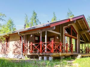 曼蒂哈尔尤Holiday Home Villa salix by Interhome的小木屋设有大型门廊和红色栏杆