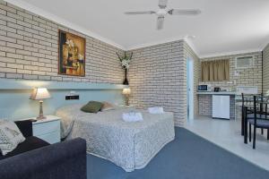 玛丽伯勒卡拉汽车旅馆的一间卧室设有一张床和一间客厅。