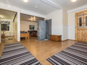 伊萨尔米Holiday Home Oriaho by Interhome的一间空客厅,铺有木地板,设有一扇门