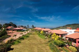 马迪凯里Woodstock Resorts的享有村庄的空中景致,设有房屋
