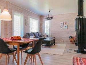 TaivalkoskiHoliday Home Tapiska by Interhome的客厅配有桌子和沙发