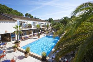 瓦尔邦讷瓦勒堡农庄住宅酒店的享有棕榈树游泳池的顶部景致