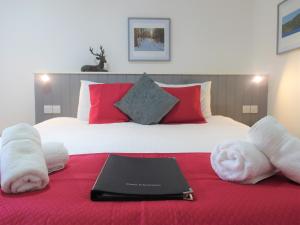 安布尔塞德布拉特伊厅-布拉特伊信托基金酒店的一间卧室配有一张带笔记本电脑的床