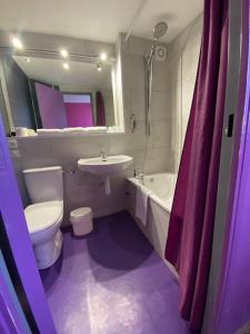 加来海滨酒店的浴室配有白色卫生间和盥洗盆。