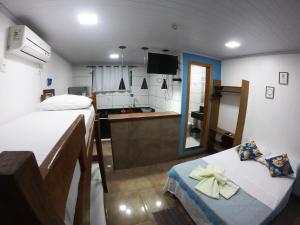 阿布拉奥Casa da Ilha的一间小房间,配有两张床和厨房