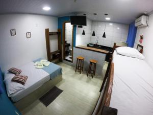 阿布拉奥Casa da Ilha的一间小房间,配有两张床和厨房