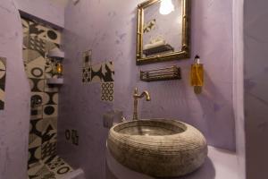 KórinthosMaria's Boutique Rooms的客房内设有带大型木制水槽的浴室