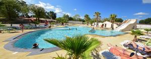 Camping Domaine Du Golfe De Saint Tropez内部或周边的泳池