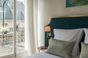 巴黎阿尔弗莱德索米尔酒店的一间卧室设有一张床和一个阳台