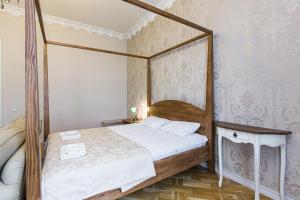 利沃夫Австрійська квартира в центрі на вулиці Михальчука 5的一间卧室,卧室内配有一张天蓬床
