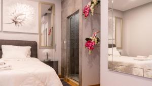 斯普利特多米纳别墅酒店的一间卧室配有两张床和镜子