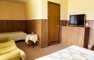 珀尔察马Vahe Guest House的酒店客房设有两张床和电视。