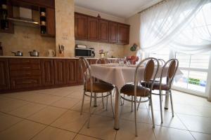罗威Villa BALTICA的厨房配有桌椅