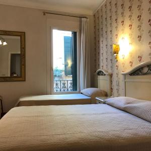 威尼斯AL CAMPANIEL BED AND BREAKFAST的酒店客房设有两张床和窗户。