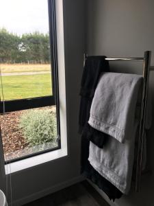 North LoburnSandy Acre的一间带毛巾架和窗户的浴室