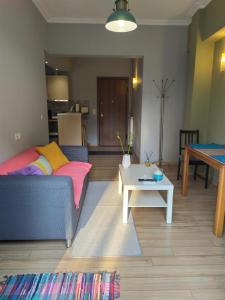 Renovated apartment close to Exarchia square的休息区