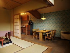 东川町Case House Hokkaido / Vacation STAY 61607的厨房以及带桌椅的用餐室。
