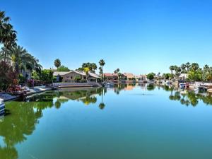 格伦代尔Glendale Arizona Lakeside Property的一大片水,里面装有船