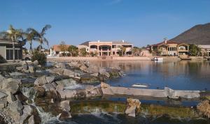 格伦代尔Glendale Arizona Lakeside Property的一座带房屋的庭院里,有一个大型水池