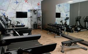 丹佛Hyatt Place Pena Station/Denver Airport的健身房设有一排健身器材和镜子